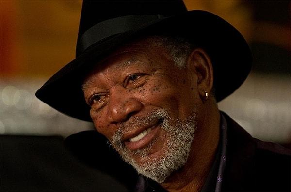 13. Morgan Freeman kendi cenazesini ödemesi için küpe takıyor.