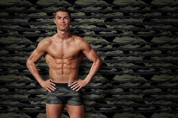 Vejeteryan olmadığını söyleyen Ronaldo, yüksek protein diyeti uyguluyor. Kepekli karbonhidrat, meyve ve sebze ağırlıklı beslenen Portekizli, şekerli yiyeceklerden uzak durmaya çalışıyor ve ekliyor: