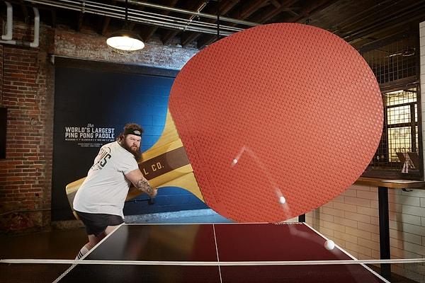 3. En büyük masa tenisi raketi: 3.5 metre uzunluğunda, 2 metre genişliğinde