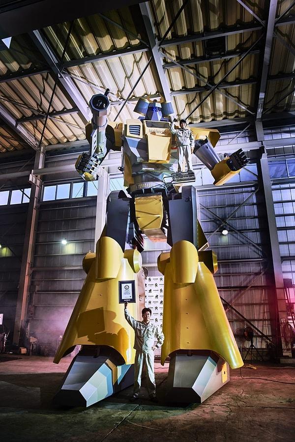 14. En büyük insansı robot: 8.4 metre yüksekliğinde, 4.2 metre uzunluğunda; 3.9 metre genişliğinde