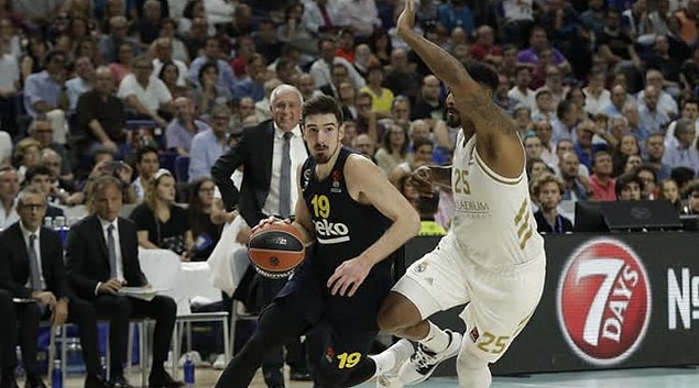 Saha ve seyirci avantajıyla karşılaşmaya tempolu başlayan Real Madrid, rakibinin top kayıplarını da iyi değerlendirerek ilk beş dakikayı 14-4 önde geçti. Taylor'ın skorer oyunuyla farkı 15 sayıya kadar (19-4) çıkaran İspanyol temsilcisi, ilk periyodu 30-21 üstün tamamladı.