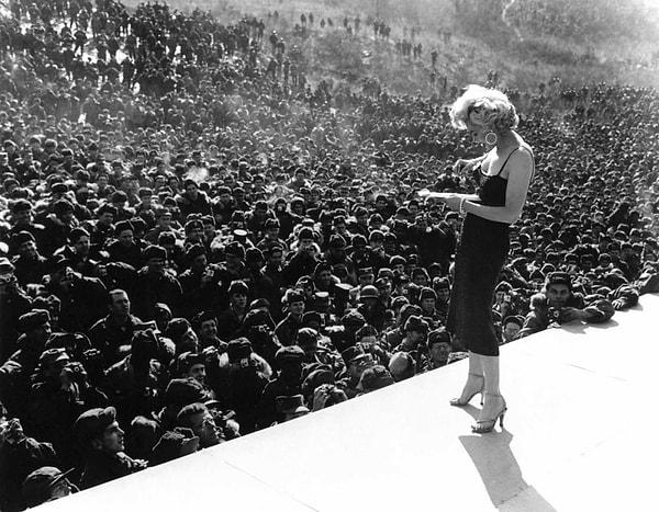 9. Marilyn Monroe, 1954’te Kore’deki askerlere şarkı söylüyor.