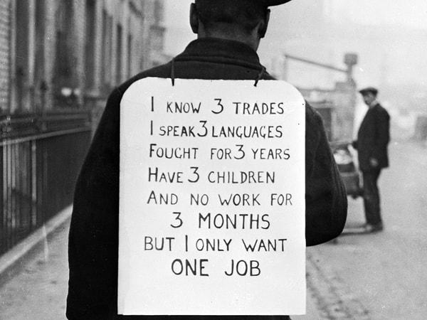 7. 1930'larda işsizliğe karşı eylem gerçekleştiren bir adam.