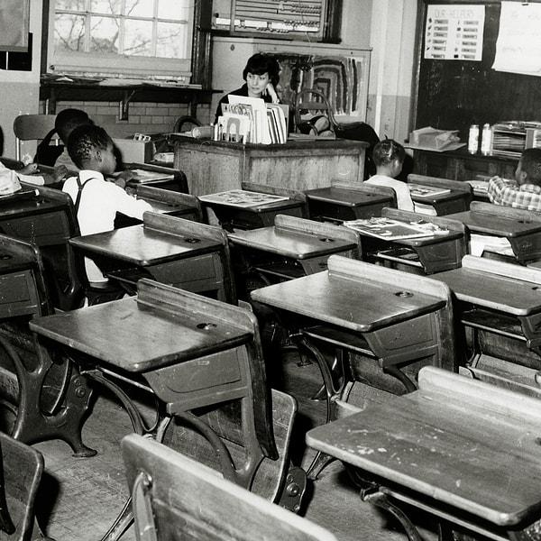 11. Irk ayrımına son vermek için bir adım atan bu okulda okumayı reddeden beyaz öğrenciler gittikten sonra boşalan sınıf. New York, 1964.