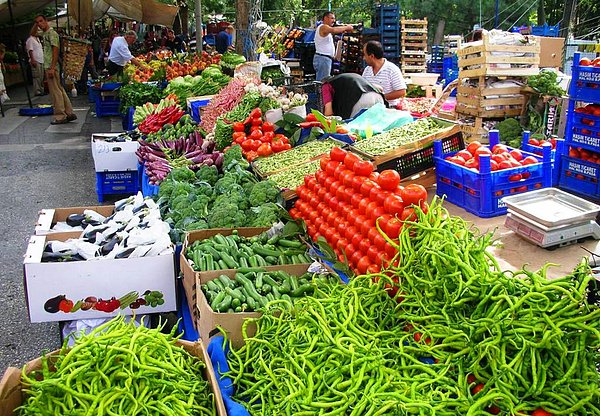 Geçtiğimiz senenin zam şampiyonu olan domatesin fiyatının %31.2 düşmesi de dikkat çekiyor.