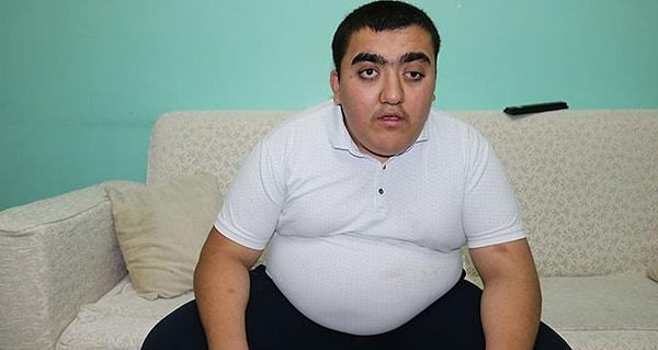 Zihinsel engelli Emre Oruç (16), iddiaya göre site yöneticisi, site görevlisi ve çevredeki bir esnaf tarafından üzerine su dökülerek darp edildi.