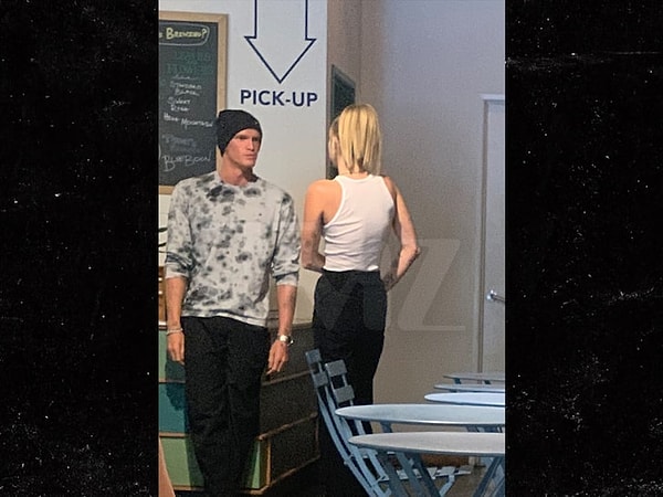 Пара была замечена в закусочной Лос-Анджелеса Backyard Bowls. Они долго разговаривали, после чего Сайрус села на колени к Симпсону и начала его целовать.