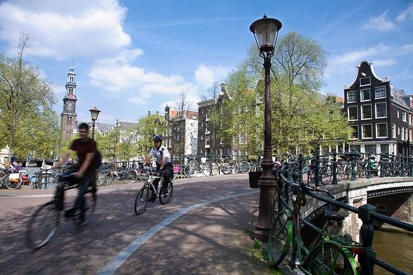 4. “Amsterdam’da en sık işlenen suçlardan biri bisiklet çalmakmış, arkadaşlarım sürekli ‘Bisikletim çalındı’ diye serzenişteler. Benimki gibi çok ciddi suçların yaşandığı bir ülkeden gelen insanlar için şok edici bir durum.”