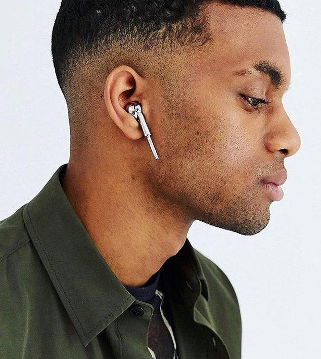 Apple AirPods benzeri olan bu kulaklık şeklindeki aksesuarın hiçbir işlevi yok.
