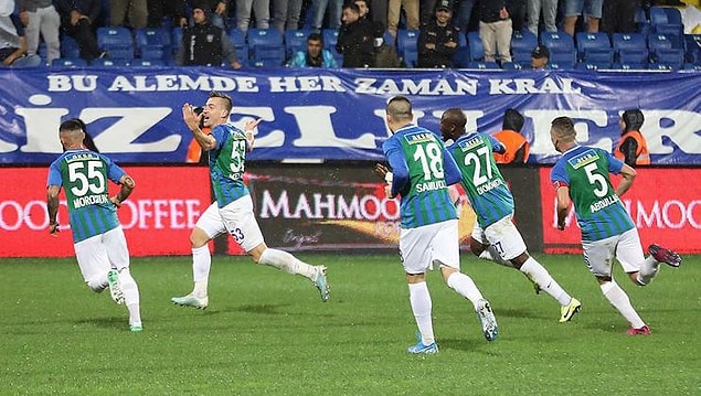 Karşılaşmanın ilk yarısını Çaykur Rizespor 23. dakikada Dario Melnjak'ın ceza sahasının dışından attığı golle 1-0 önde tamamladı.