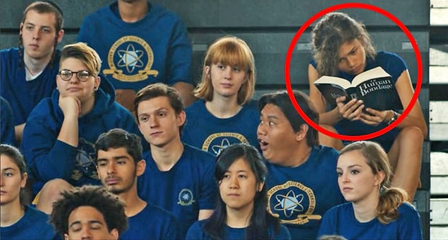 16. Spider-Man: Homecoming'de Michelle (MJ), teyzesi ve amcasıyla birlikte yaşamaya gönderilen yetim bir çocuğun hikayesi olan 'Of Human Bondage' adlı kitabı okuyor.