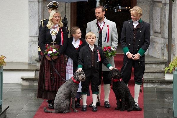 Kral'a dil döken Prens Haakon sonunda babasını ikna ediyor ve iki yaşında bir oğlu olan Mette-Marit ile evleniyorlar.