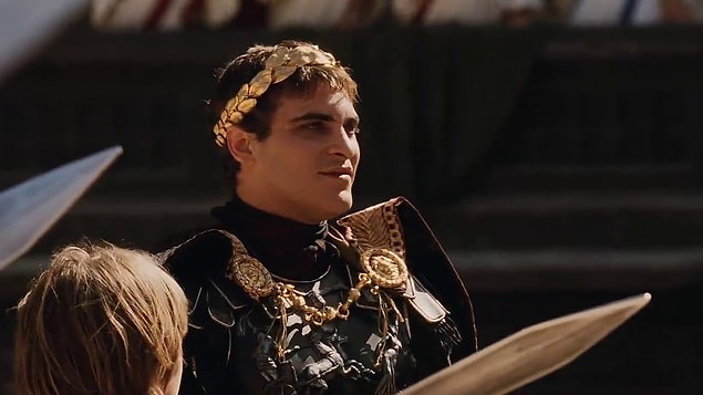 Gerek, 2000 yapımı "Gladyatör" filmindeki Commodus rolüyle,