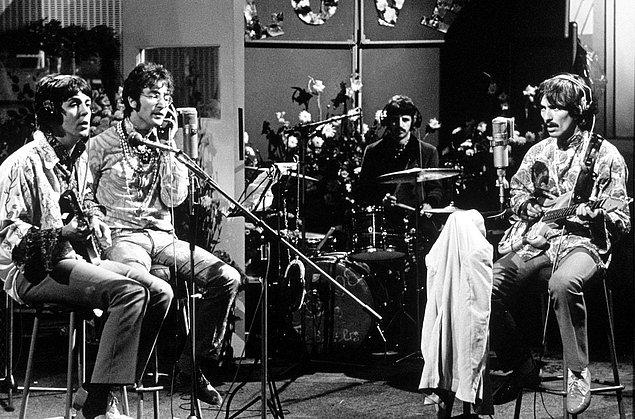 John Lennon kendi sesinden nefret ediyordu. Çoğu zaman grubun yapımcısı George Martin’e, “Sesimi bir şeylerle yumuşatamaz mısın” diye sorardı.