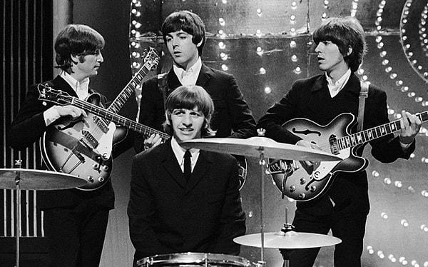 Lennon, Beatles’ın hiçbir kaydından memnun olmadı. Grup dağıldıktan 1 yıl sonra George Martin’le yemek yerken grubun tüm şarkılarını yeniden kaydetmek istediğini söyledi.