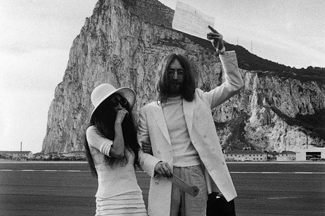 Kimilerince “Beatles’ı yıkan kadın” ilan edilen Yoko Ono’yla evlendi ve kadın-erkek eşitliğini vurgulamak için onun soyadını da aldı. Yoko ona sadece bir soyadı vermedi. Müzikal açıdan da John'u çok etkiledi.