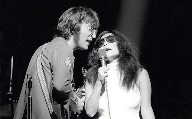 1970’te dağılmadan önce The Beatles ile toplam 12 albüm kaydeden Lennon, solo müzik kariyerinde de altısı Yoko Ono’yla olmak üzere 11 albüm yaptı.
