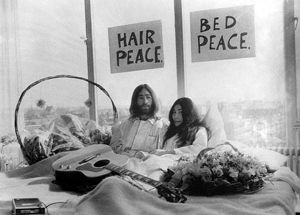 Çift, balayında Vietnam Savaşı’nı protesto için “Bed-Ins For Peace” eylemi düzenledi. Evliliklerinin çekeceği ilginin farkında olan ikili, bir hafta boyunca her gün Amsterdam Hilton’da onlarca gazetecinin önünde yatakta basın toplantısı gerçekleştirdi.