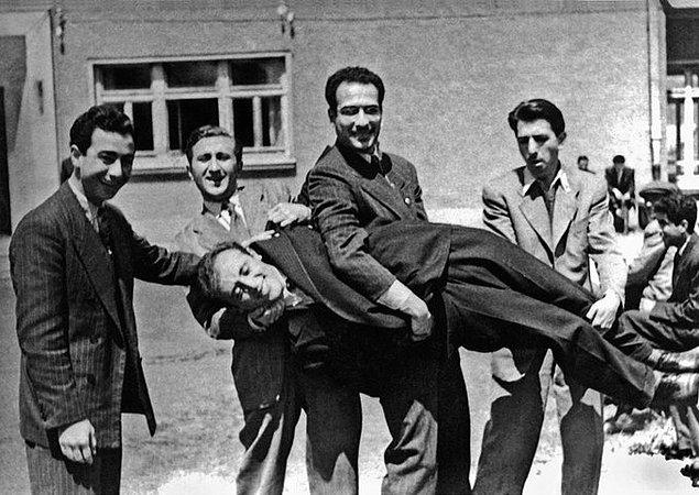 Süleyman Demirel’in, İTÜ’deki öğrencilik yıllarında arkadaşlarının kucağında çekilmiş bir fotoğrafı