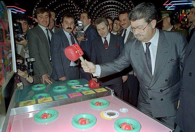 Turgut Özal, 1990 yılında Atakule’deki bir eğlence merkezinin açılışı esnasında oyun aletlerini denerken