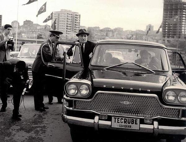 Cumhurbaşkanı Cemal Gürsel, Anıtkabir’e gitmek üzere ilk yerli otomobil Devrim’e binerken, 29 Ekim 1961