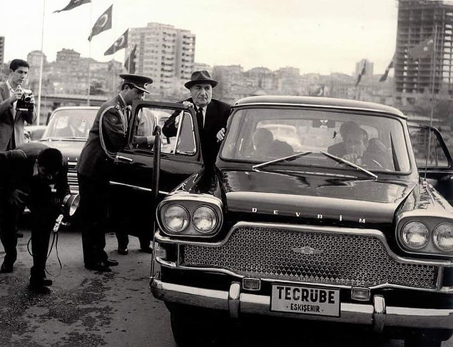 Cumhurbaşkanı Cemal Gürsel, Anıtkabir’e gitmek üzere ilk yerli otomobil Devrim’e binerken, 29 Ekim 1961