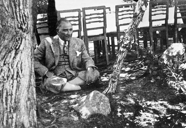 Mustafa Kemal Atatürk, Kızılcahamam’da bir ağacın altında bağdaş kurup dinlenirken, 16 Temmuz 1934