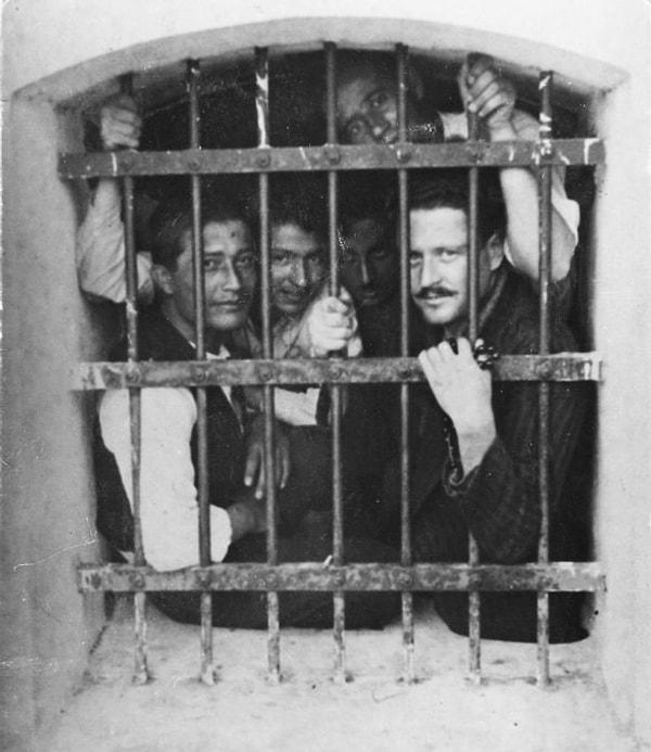 Nâzım Hikmet, Bursa Cezaevi’nde mahkum arkadaşlarıyla beraber, 1941