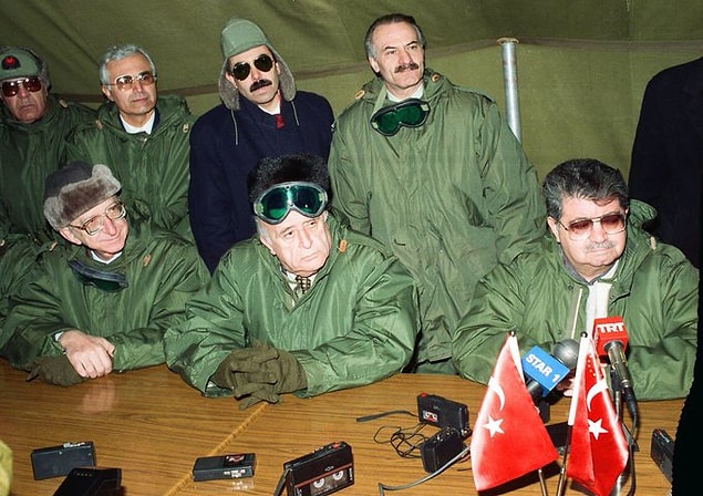 Turgut Özal, Süleyman Demirel ve Erdal İnönü, Kars’ta düzenlenen askeri tatbikatı takip ederken, 28 Şubat 1992