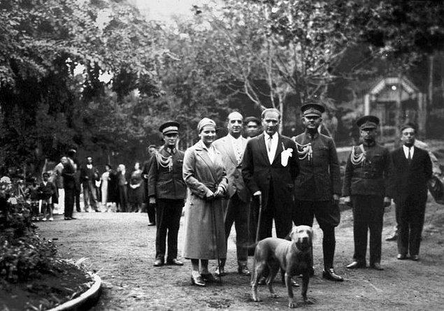 Mustafa Kemal Atatürk’ün, manevi kızı Afet İnan ve köpeği Foks ile 14 Şubat 1929 tarihinde, Gülhane Parkı’nda çekilmiş bir fotoğrafı.