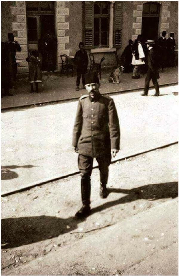 1. Bu fotoğrafta Mustafa Kemal kaç yaşında?