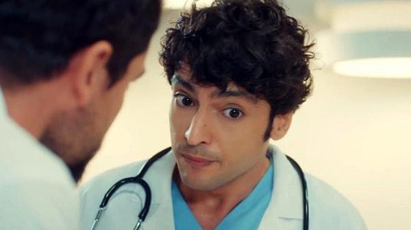 Taner Ölmez'in aslında Doktor Ali Vefa'nın duygularını oyunculuğuyla ne kadar iyi yansıttığını da gösteriyor.
