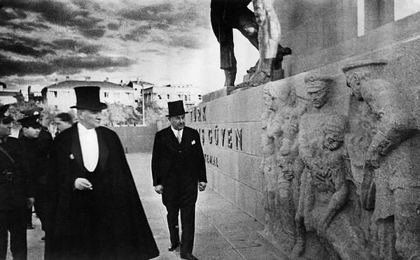 Mustafa Kemal Atatürk’ün, 1 Kasım 1934 tarihinde Güven Anıtı’nı incelerken çekilmiş bir fotoğrafı