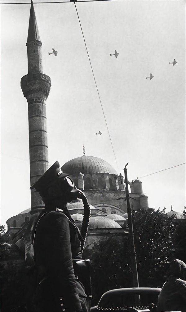 1939 yılında İstanbul’da gerçekleştirilen askeri tatbikat esnasında çekilmiş bir fotoğraf