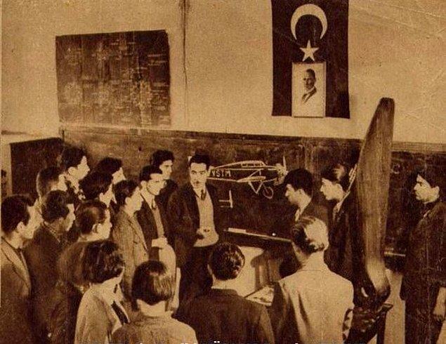 Vecihi Hürkuş’un, kurucusu olduğu Tayyare Mektebi’nde ders anlattığı esnada çekilmiş bir fotoğrafı