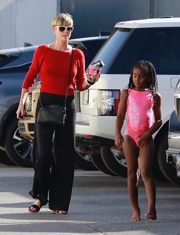 В прошедшие выходные Шарлиз Терон вышла на прогулку с семилетним Джексоном.