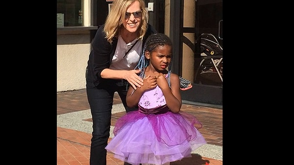 Гардероб темнокожего мальчика, усыновленного звездой экрана семь лет назад, уже не первый год шокирует общественность.