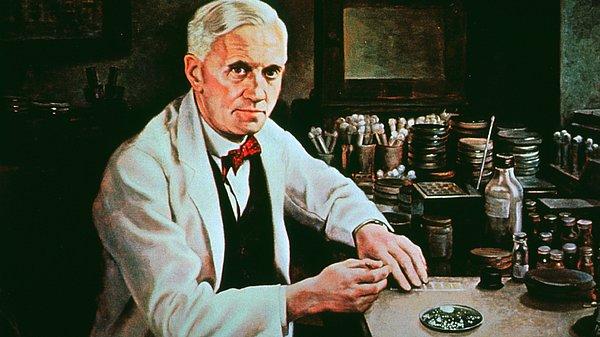 İsterseniz her şeyin başladığı noktaya gidelim, Alexander Fleming tatilden döner dönmez laboratuvarına gömüldü.