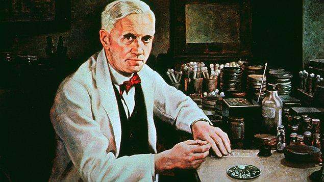 İsterseniz her şeyin başladığı noktaya gidelim, Alexander Fleming tatilden döner dönmez laboratuvarına gömüldü.