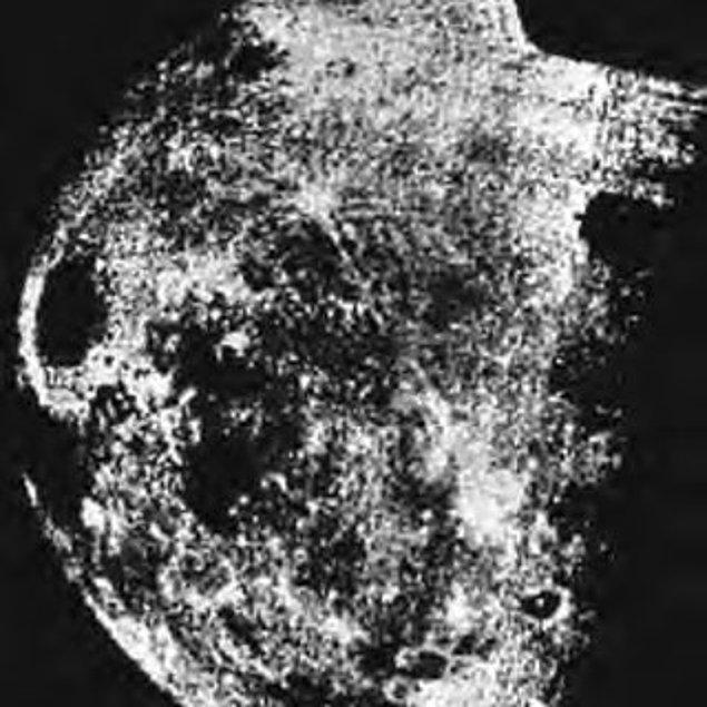1959 - Sovyet uzay roketi Luna-3, Ay'ın görünmeyen yüzünün ilk fotoğraflarını çekti.