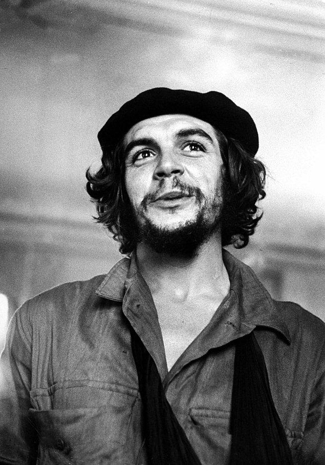 1967 - Devrimci lider Che Guevara, yakalandıktan bir gün sonra, Bolivya'da infaz edildi.