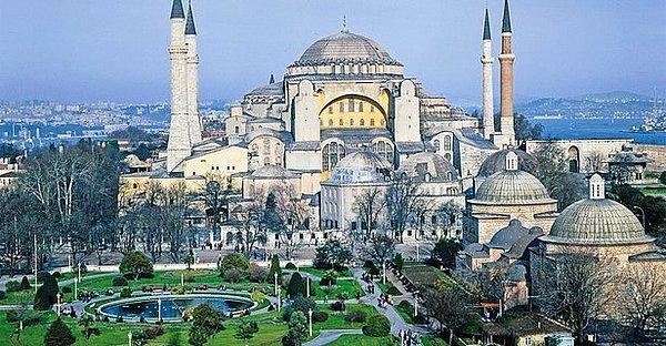415 - 404 yılında çıkan isyanda yakılan Ayasofya kilisesi, Bizans İmparatoru II. Theodosius tarafından yeniden yaptırılarak açıldı.
