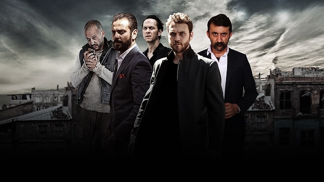 Çukur'un 11. bölümünde geçtiğimiz günlerde ABD’de düzenlenen 47. Uluslararası Emmy Ödülleri’nde En İyi Erkek Oyuncu seçilen Haluk Bilginer’e göndermede bulunuldu.