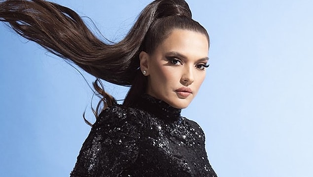 Müzik dünyasının atarlı giderli kraliçesi Demet Akalın'ın bir günü olaysız geçmiyor. Bu kadınla alıp veremedikleri nedir yahu?