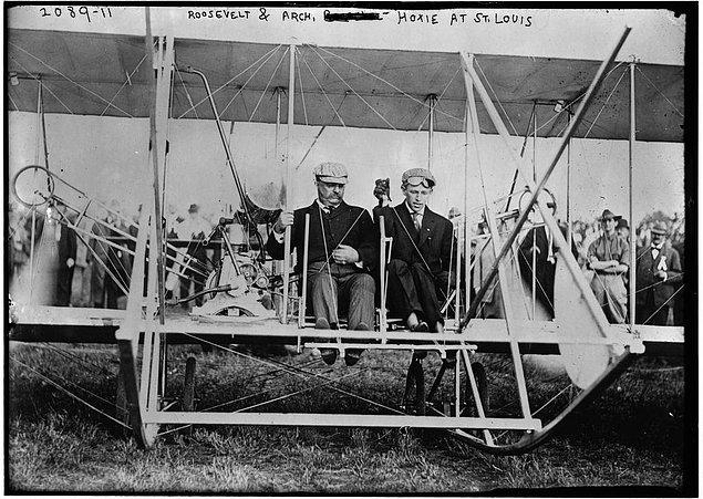1910 - Wright Kardeşler'in yaptığı uçakla Missouri'de dört dakika uçan Theodore Roosevelt bir uçakla uçan ilk ABD başkanı oldu.