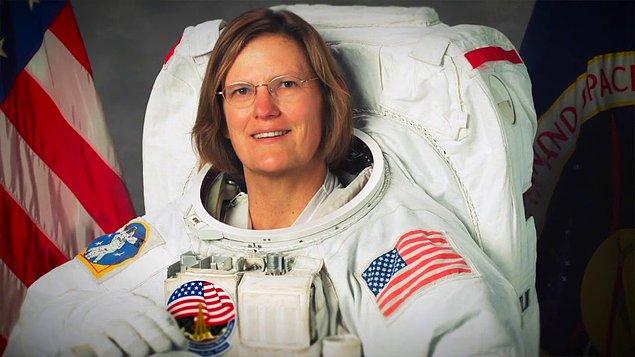 1984 - Challenger ile uzaya çıkan astronot Kathryn D. Sullivan, uzayda yürüyen ilk Amerikalı kadın oldu.