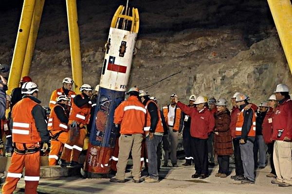 2010 - Şili'deki maden kazasında yer altında mahsur kalan 33 madenci 69 gün sonra sağ olarak kurtarıldı.