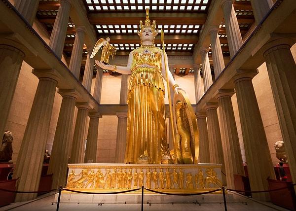 2. Parthenon, Atina'nın koruyucu azizi olan, tanrıça Athena'ya adanmıştır. Eski bir tapınağın bulunduğu alanda, tanrıçaya ait küçük bir tapınak bulunmaktadır.