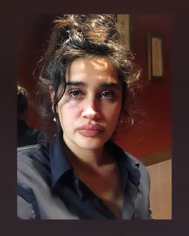 Vallahi bu dudakları görünce bi daral gelmiyor da değil. Kendisine yakıştırmış ve halinden memnun gibi gözüküyor.