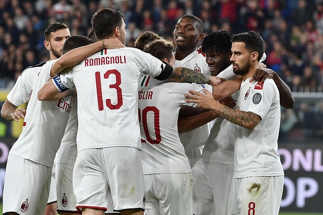 Hakan Çalhanoğlu Milan'ın deplasmanda Genoa'yı 2-1 mağlup ettiği karşılaşmada ilk 45 dakikada görev aldı.